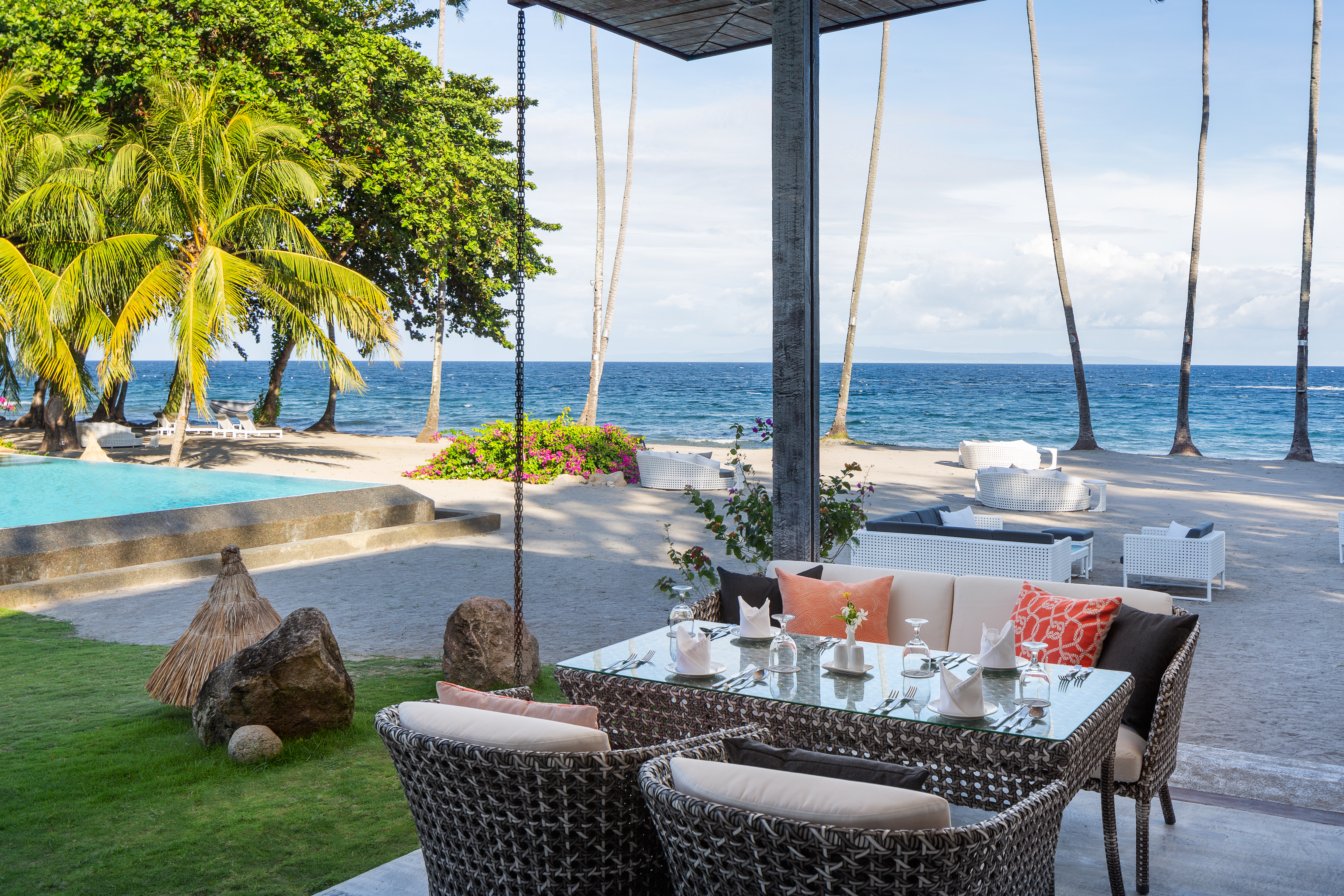 Breeze restaurant with beach and pool