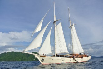Mutiara Laut Liveaboard under sail.
