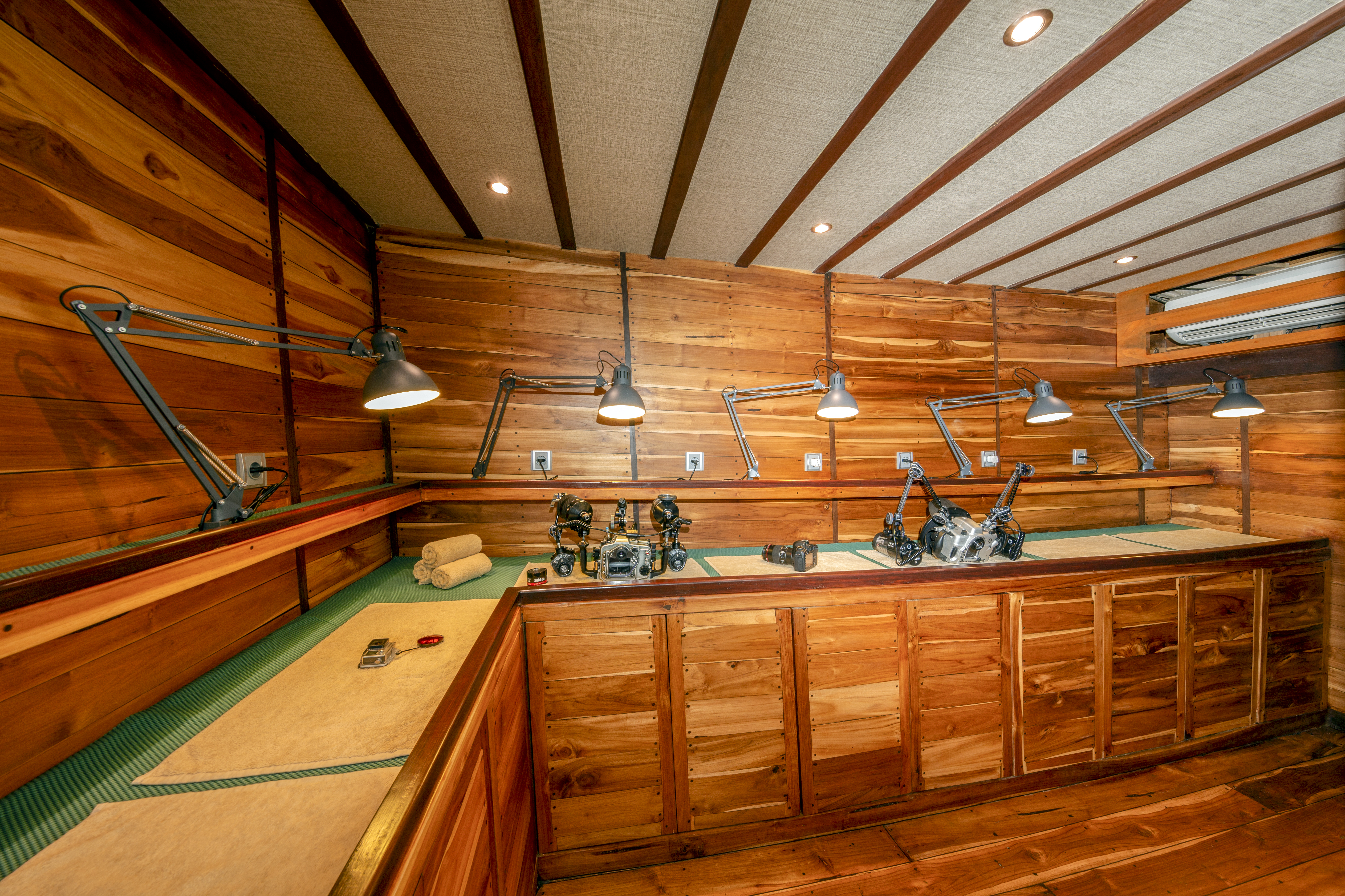 Coralia Liveaboard camera room 2